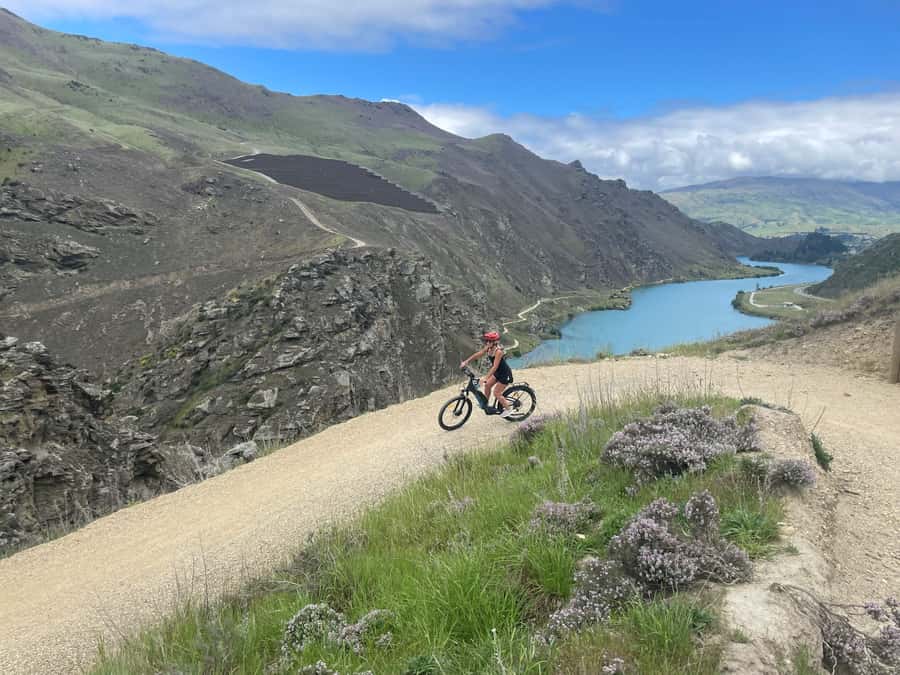 Cromwell: Lake Dunstan Trail Bike Rental and Luxury Shuttle - Why the Lake Dunstan Trail feels special