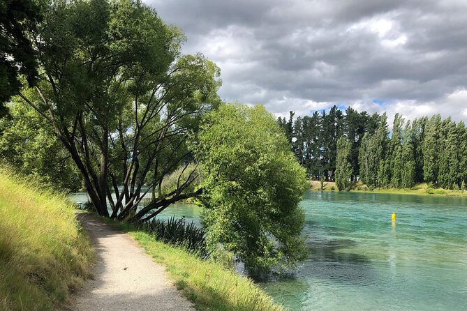 ebike tour lake Hawea river track to Wanaka - The guide and the small-group difference