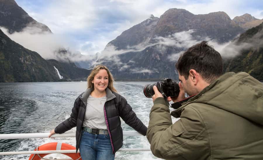 From Te Anau: Milford Sound Cruise & Glass-Roof Coach Tour - Should you add the picnic or hot buffet lunch?