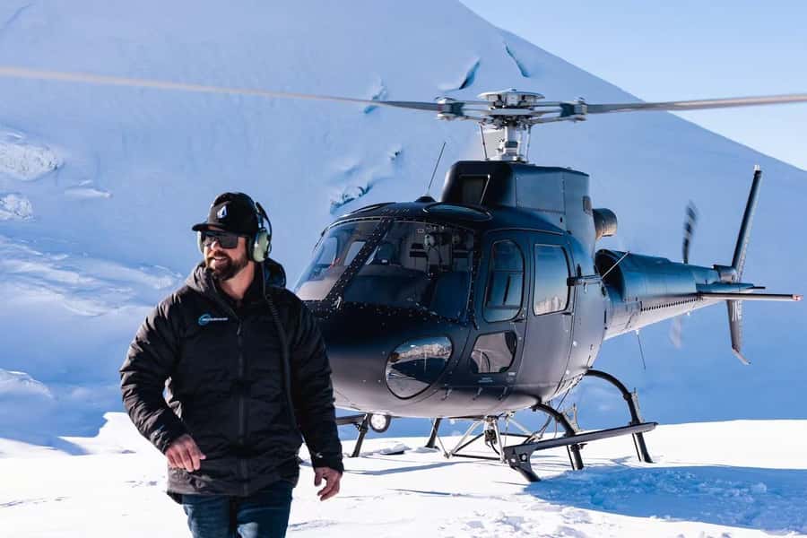 Glenorchy: 25-30 Minute Snow Landing Helicopter Experience - Lake Wakatipu from above and at the photo stop