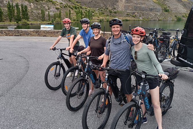 Lake Dunstan Cycleway Bike Rental With Return Luxury Shuttle - Cliffside riding and Central Otago views