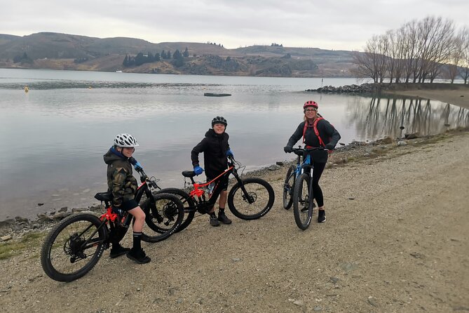 Lake Dunstan Cycleway with E-Bike hire and Shuttle service - Riding beside Lake Dunstan toward Clyde