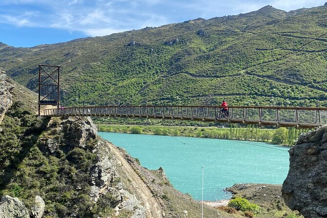 Lake Dunstan Discovery Day Tour by eBike with Shuttle - Getting set up with the Kiwi Journeys bike