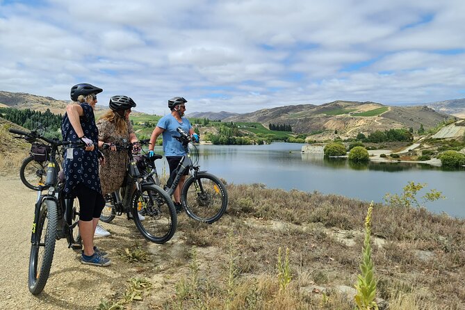 Lake Dunstan E Bike Trail Activity - Riding beside Lake Dunstan