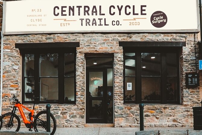 Lake Dunstan E-Bike Trail Adventure - Old Cromwell opens onto Lake Dunstan