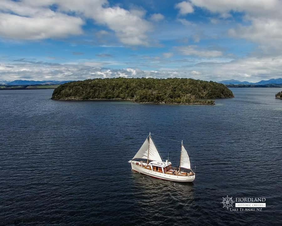 Lake Te Anau: 3-Hour Boat Cruise with Guided Walk - Returning under sail