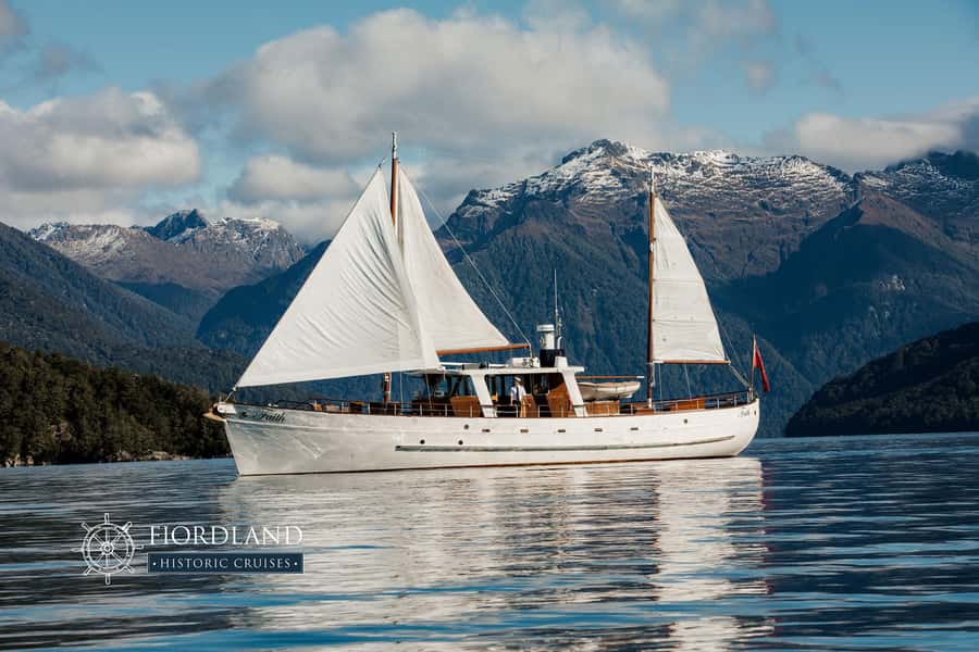 Lake Te Anau: 3-Hour Boat Cruise with Guided Walk - Leaving the Te Anau wharf