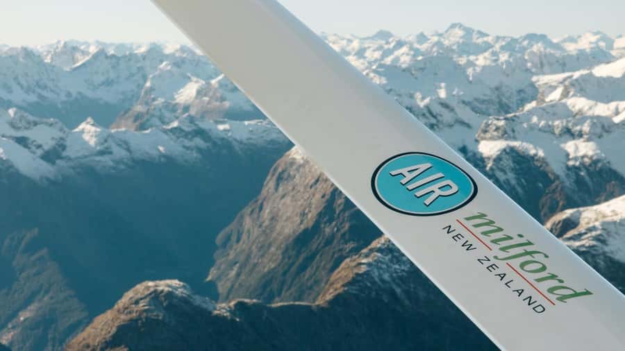 Milford Sound & Big 5 Glaciers Scenic Flight from Queenstown - What the pilot adds to the view