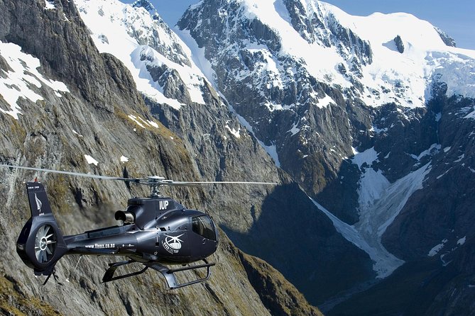 Premium Milford Sound Tour Including Cruise, Flight & Lunch - Lake Gunn, the Hollyford River, and the Darran Mountains