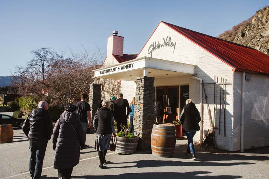 Queenstown: Helicopter & Wine Tasting Tour - Kinross Cottages, tasting and lunch
