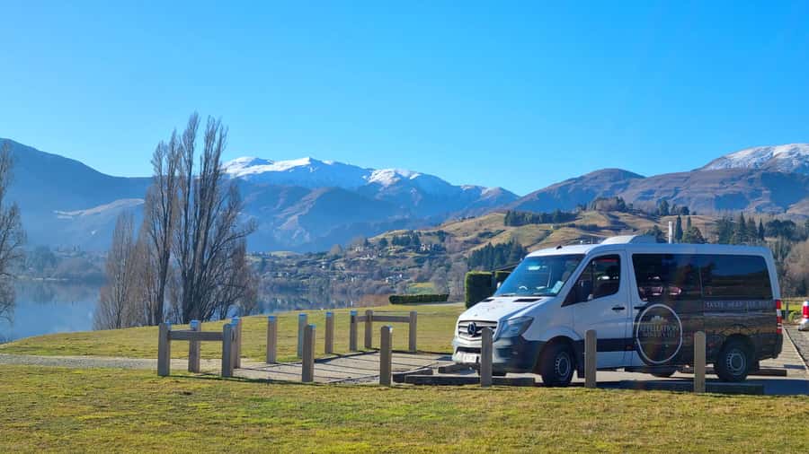 Queenstown: Highlights Tour with Wine Tasting - Lake Wakatipu and the Remarkables set the scene