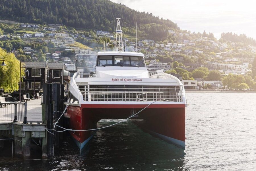 Queenstown: Lake Whakatipu Boat Trip - Indoor comfort and outdoor photography