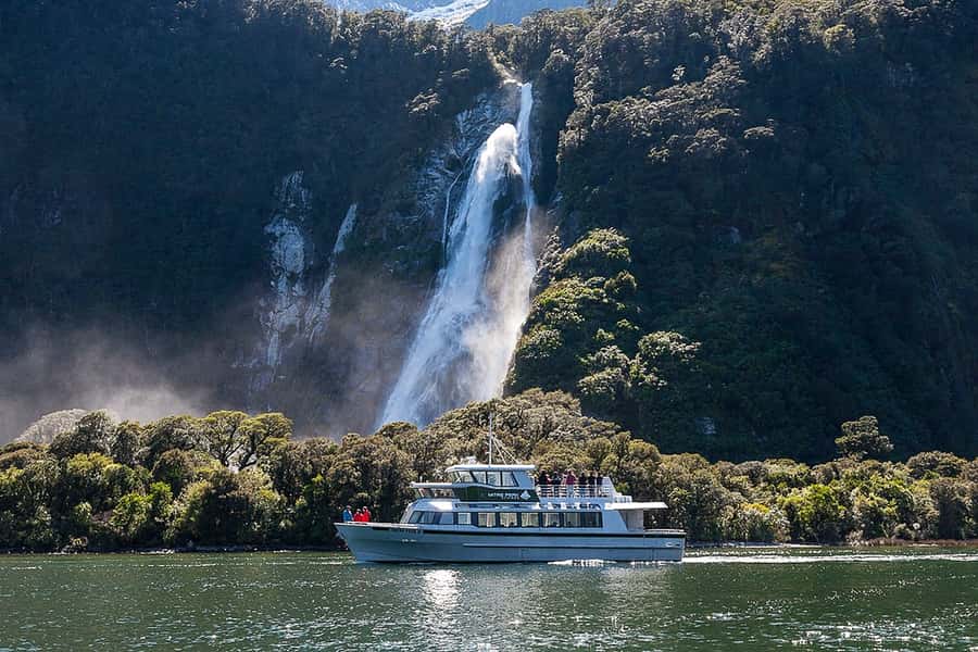 Queenstown: Milford Sound Cruise with Helicopter Transfer - The 40-minute flight over Fiordland