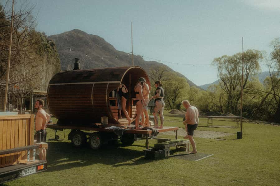 Queenstown: Riverside Sauna and Cold Plunge Experience - What happens during the 75-minute session