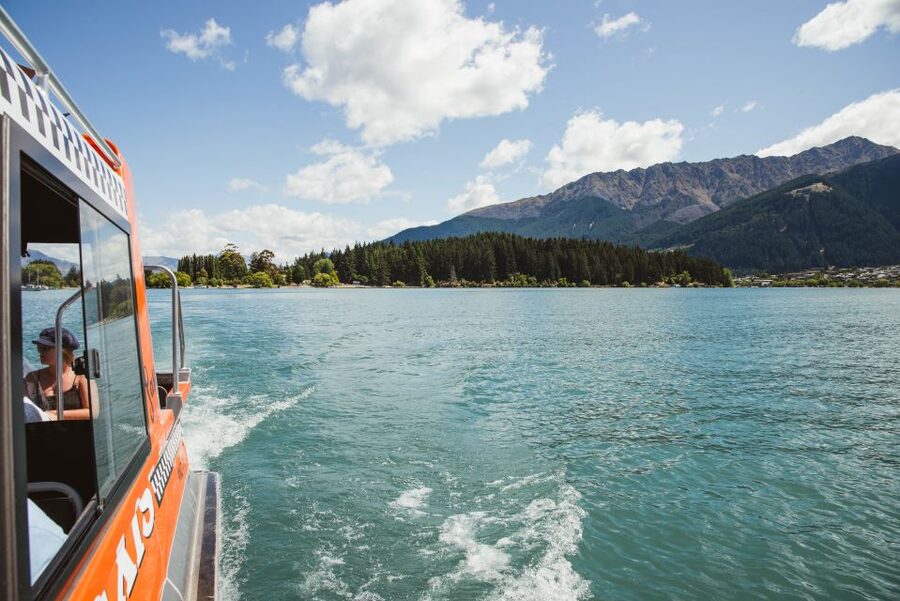 Queenstown: Scenic Highlights, Tour with Wine & Lake Cruise - Lake Whakatipu closes the day from the water