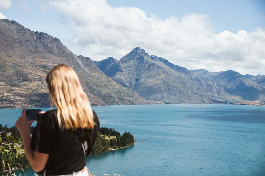 Queenstown: Scenic Highlights, Tour with Wine & Lake Cruise - Shotover River and the road toward Arrowtown