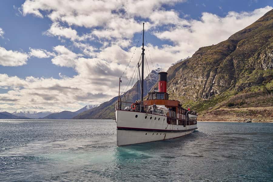 Queenstown: TSS Earnslaw Cruise of Lake Whakatipu - The 90-minute route across Lake Whakatipu