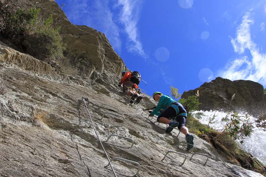 Wanaka: 6-hour Advanced Waterfall Cable Climb - Starting with training instead of bravado