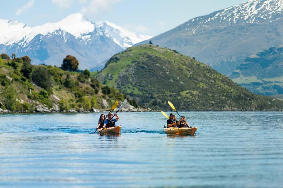 Wanaka: Lake Wanaka Guided Kayak Tour - Local stories with David and Khan